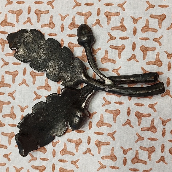 Acorns and leaves metal decor. 61/2" W x 71/2" L.  This is a substantial… - Picture 1 of 3